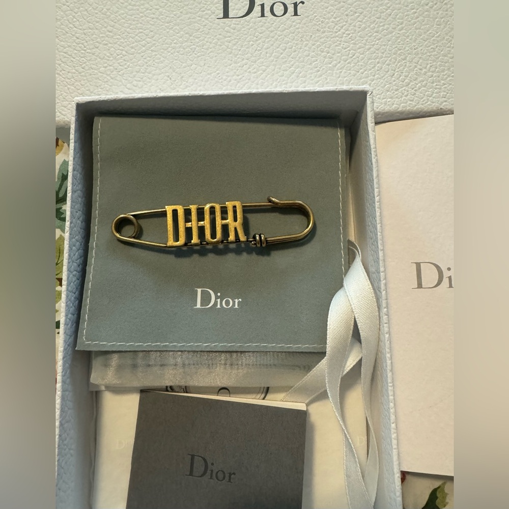 100% Authentic✨Christian Dior Gold Brooch